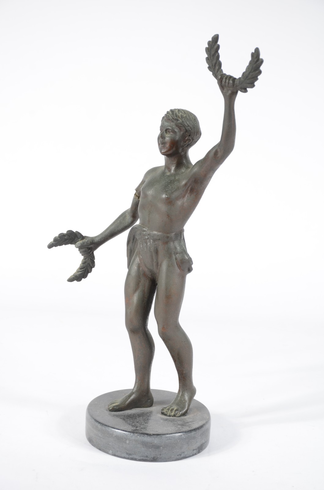Estatueta de metal representando atleta. Um dos braços quebrado e... - foto 1 de 9