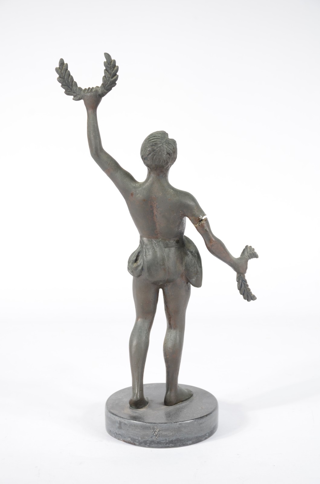 Estatueta de metal representando atleta. Um dos braços quebrado e... - foto 8 de 9