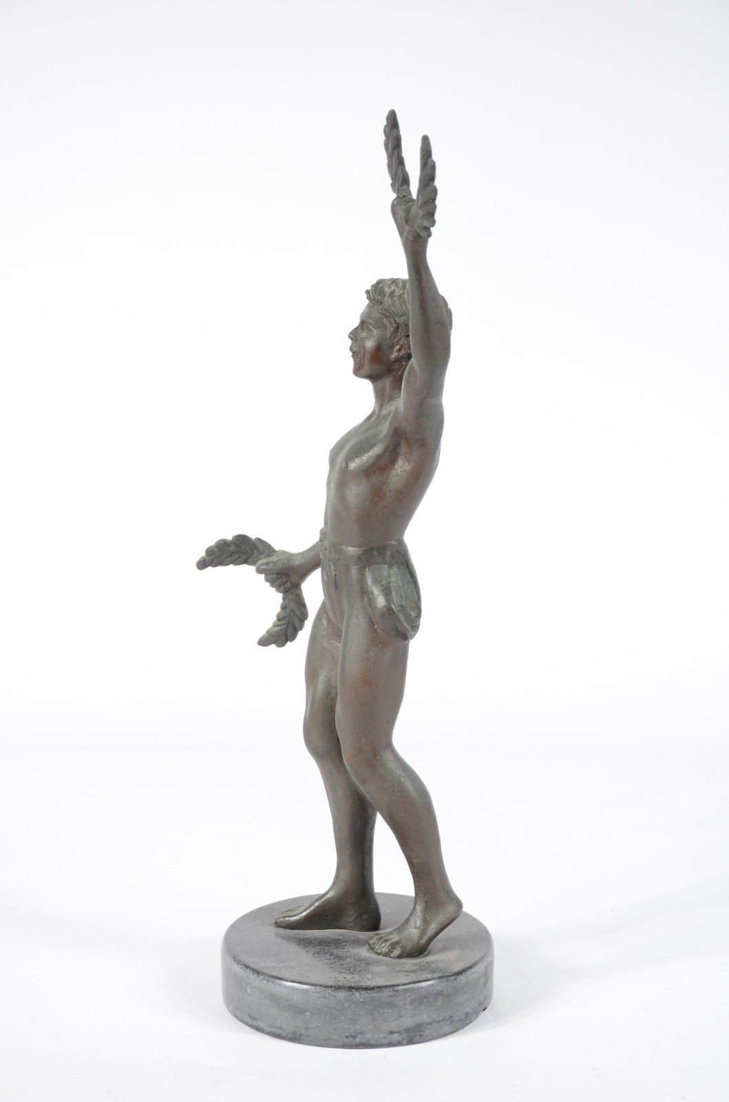 Estatueta de metal representando atleta. Um dos braços quebrado e... - foto 9 de 9