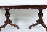 Mesa de jantar de madeira nobre, feitio  retang... - Mesa de jantar de madeira nobre, feitio  retangular,   com tábua extensora ( 38 x 94 ). Acompanham  8 cadeiras medalhão ( 2 com palhinha furada ...