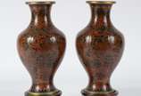 Par de vasos de cloisonné oriental, decoração f... - Par de vasos de cloisonné oriental, decoração floral em tons de marrom e preto, realces dourados, bases de madeira.