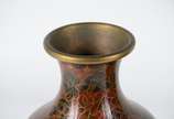 Par de vasos de cloisonné oriental, decoração f... - Par de vasos de cloisonné oriental, decoração floral em tons de marrom e preto, realces dourados, bases de madeira.