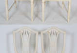 Quatro cadeiras patinadas em branco com estofad... - Quatro cadeiras patinadas em branco com estofado veludo bege

 