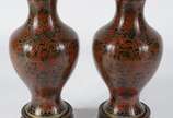 Par de vasos de cloisonné oriental, decoração f... - Par de vasos de cloisonné oriental, decoração floral em tons de marrom e preto, realces dourados, bases de madeira.