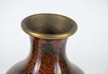 Par de vasos de cloisonné oriental, decoração f... - Par de vasos de cloisonné oriental, decoração floral em tons de marrom e preto, realces dourados, bases de madeira.