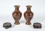 Par de vasos de cloisonné oriental, decoração f... - Par de vasos de cloisonné oriental, decoração floral em tons de marrom e preto, realces dourados, bases de madeira.