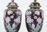 Cloisonné (1300),  - Par de potiches de cloisonné oriental, fundo preto com flores em policromia e realces dourados, bases de madeira.