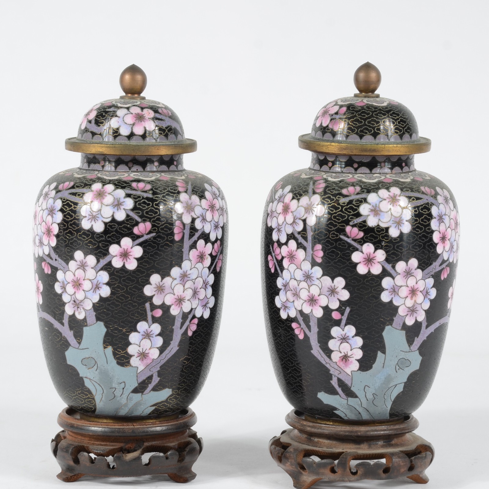 Par de potiches de cloisonné oriental, fundo preto com flores em... - foto 1 de 6