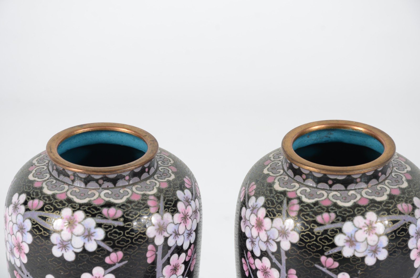 Par de potiches de cloisonné oriental, fundo preto com flores em... - foto 2 de 6