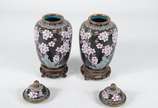 Cloisonné (1300),  - Par de potiches de cloisonné oriental, fundo preto com flores em policromia e realces dourados, bases de madeira.