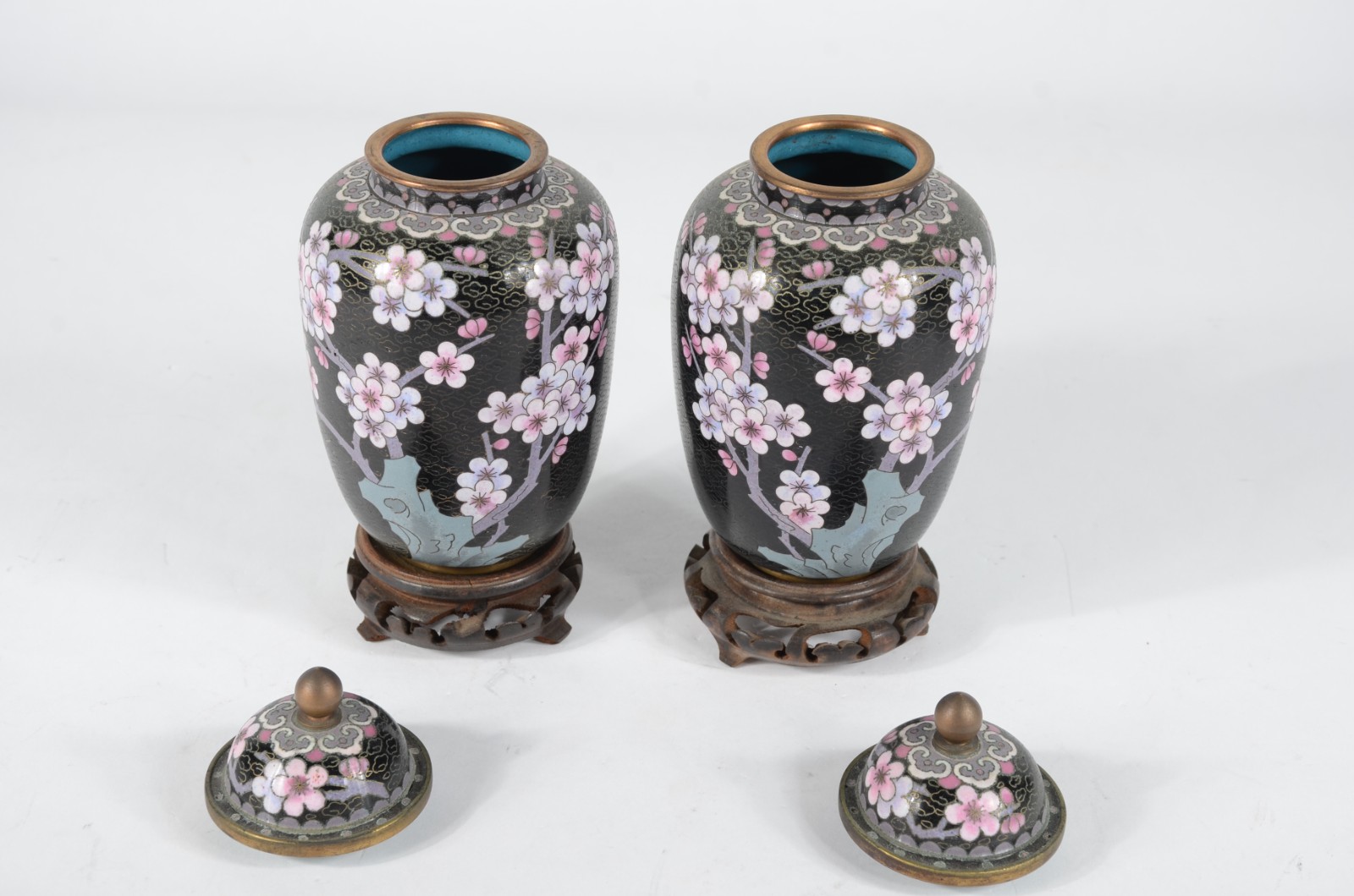Par de potiches de cloisonné oriental, fundo preto com flores em... - foto 3 de 6