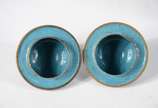 Cloisonné (1300),  - Par de potiches de cloisonné oriental, fundo preto com flores em policromia e realces dourados, bases de madeira.