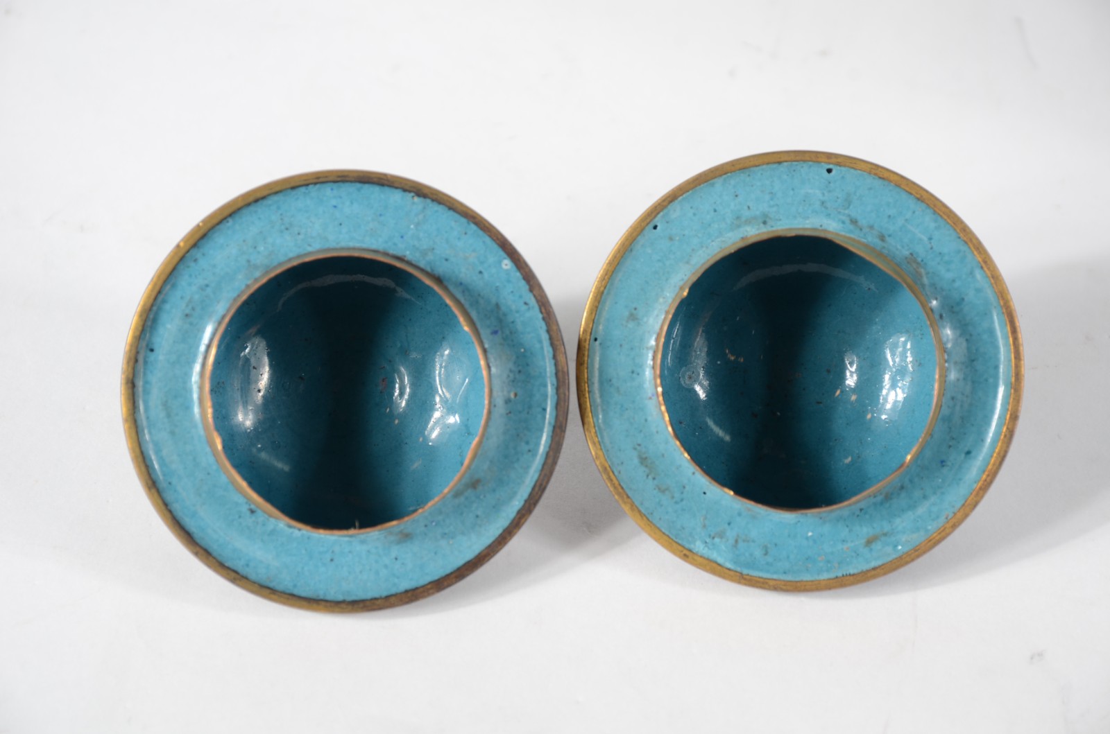 Par de potiches de cloisonné oriental, fundo preto com flores em... - foto 4 de 6