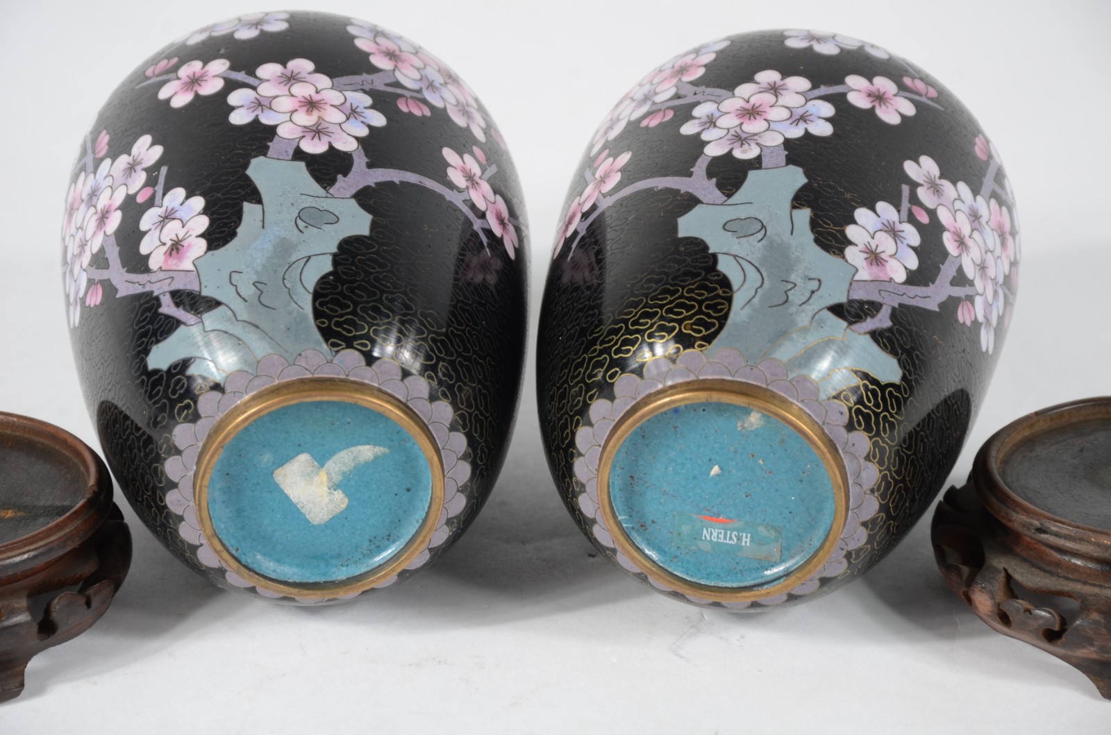 Par de potiches de cloisonné oriental, fundo preto com flores em... - foto 5 de 6