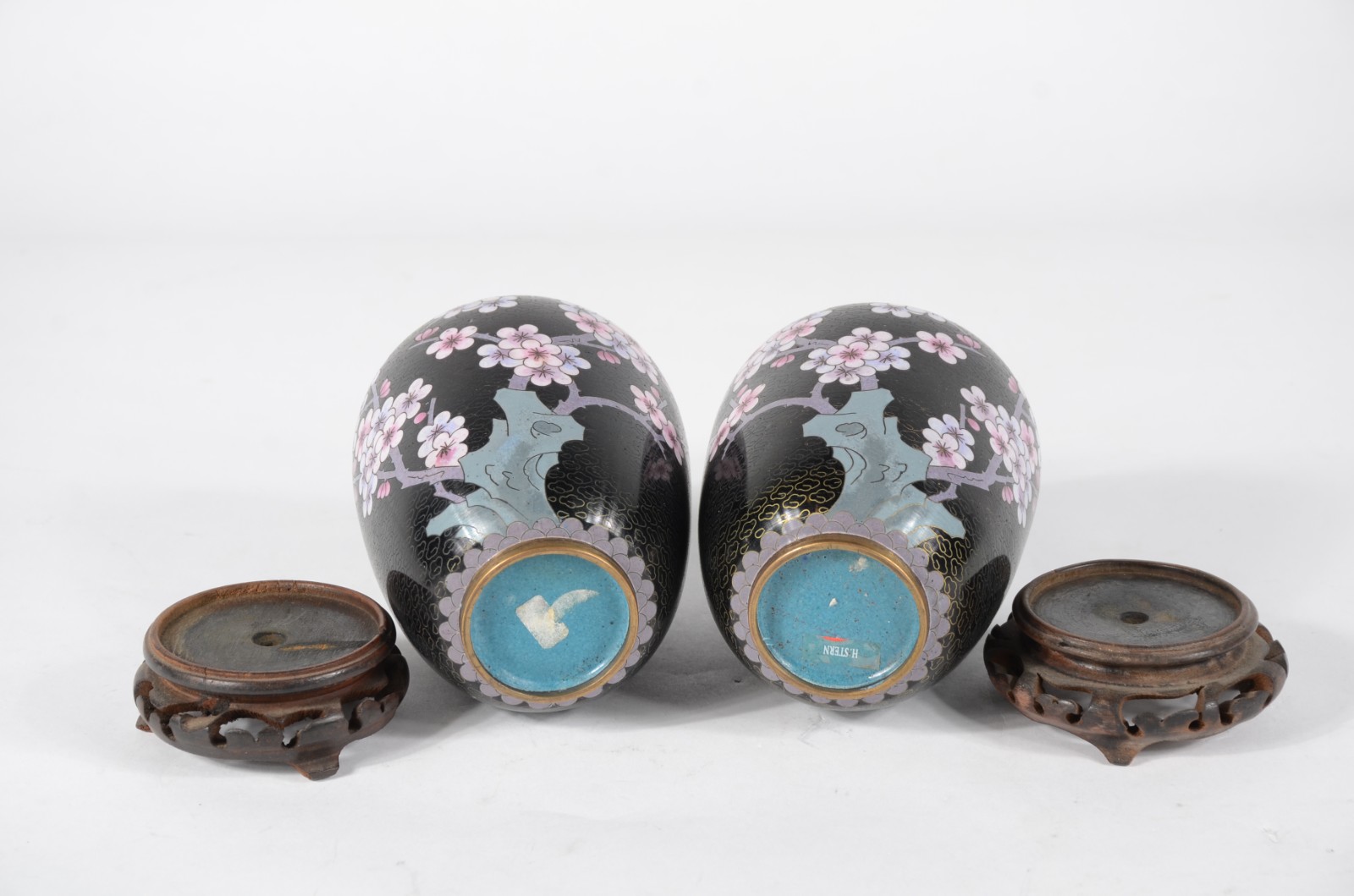 Par de potiches de cloisonné oriental, fundo preto com flores em... - foto 6 de 6