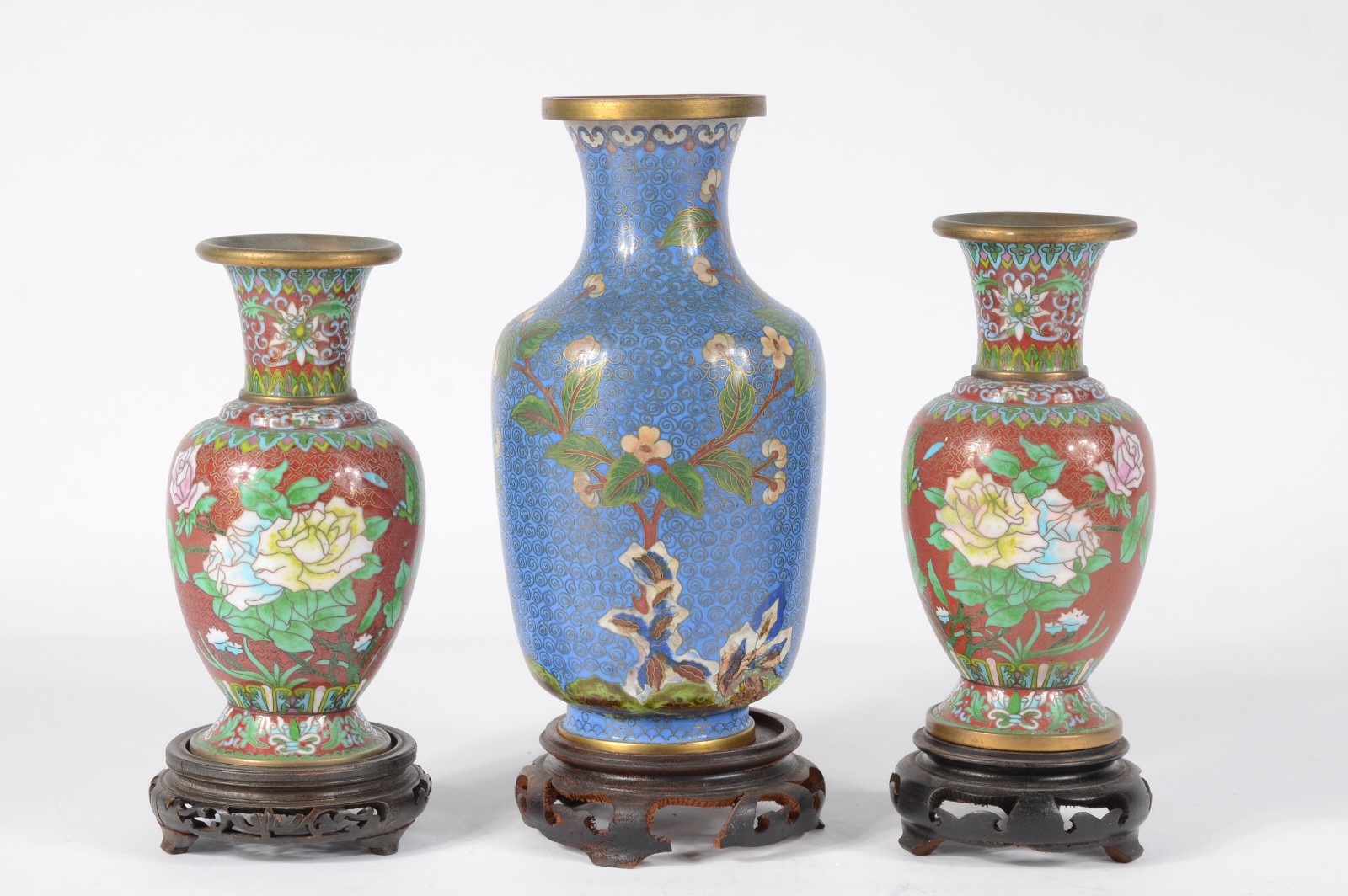 Três vasos de cloisonné oriental, sendo um maior com fundo azul e... - foto 1 de 9