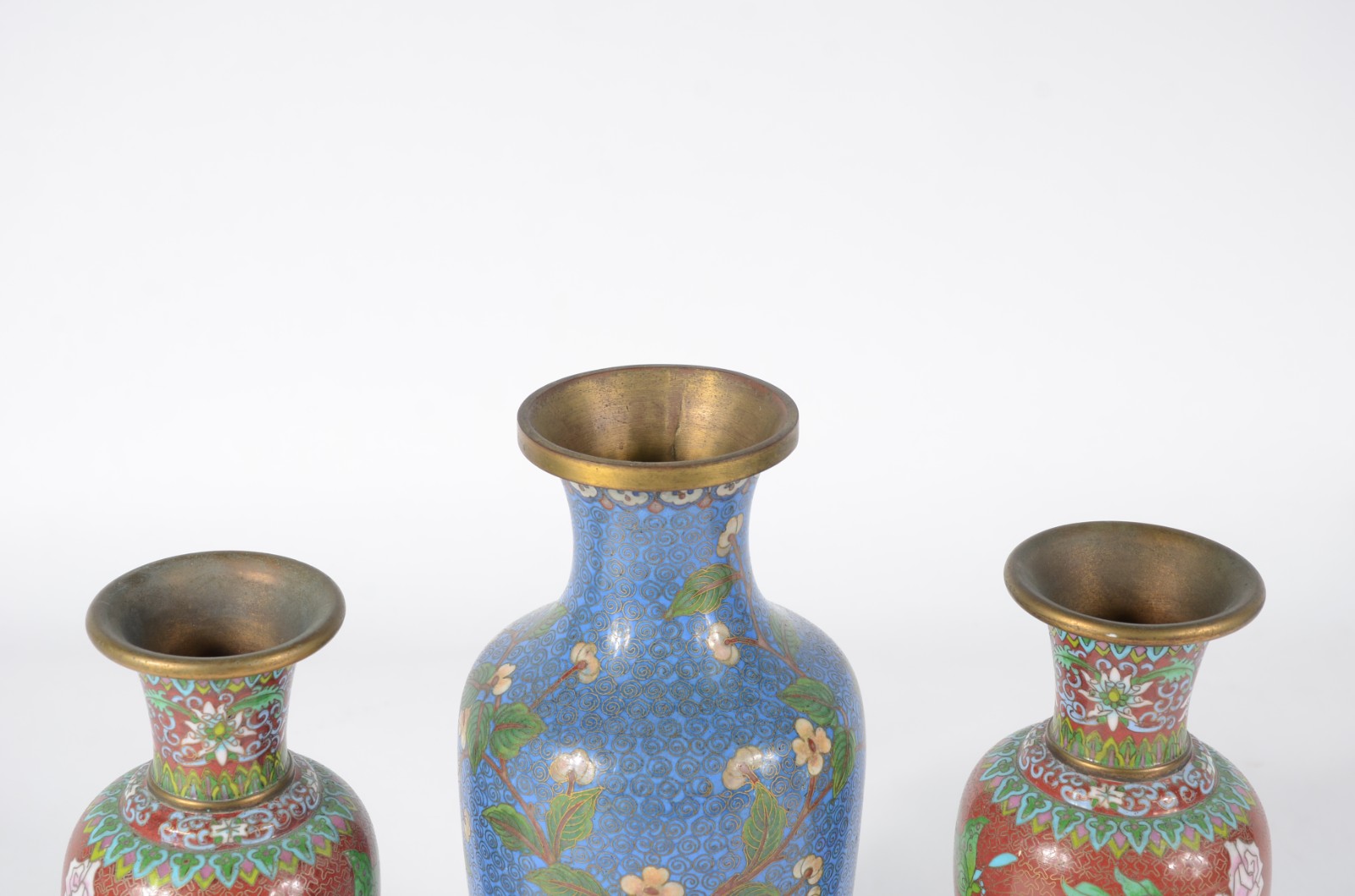 Três vasos de cloisonné oriental, sendo um maior com fundo azul e... - foto 2 de 9