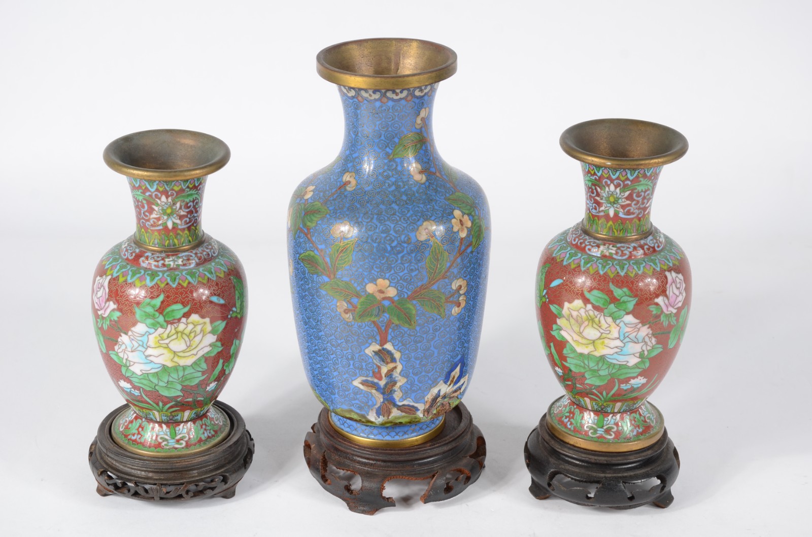 Três vasos de cloisonné oriental, sendo um maior com fundo azul e... - foto 3 de 9