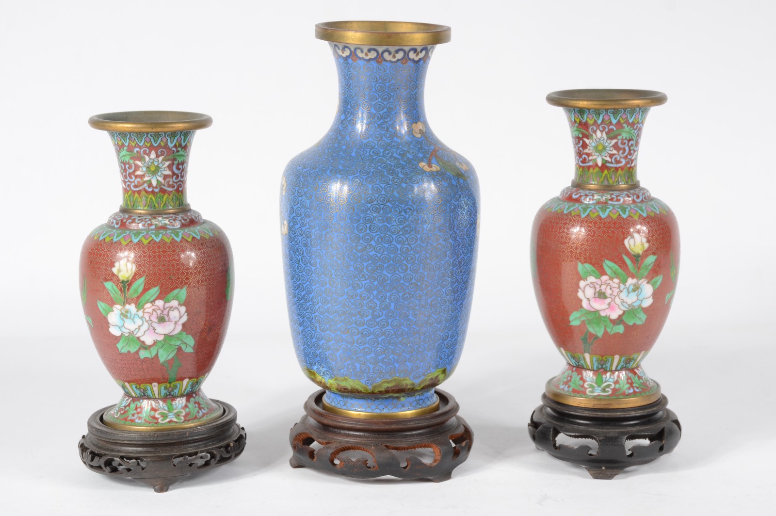 Três vasos de cloisonné oriental, sendo um maior com fundo azul e... - foto 4 de 9