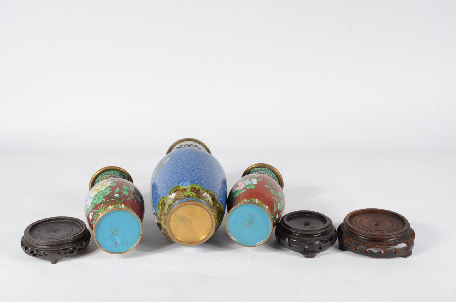 Três vasos de cloisonné oriental, sendo um maior com fundo azul e... - foto 5 de 9