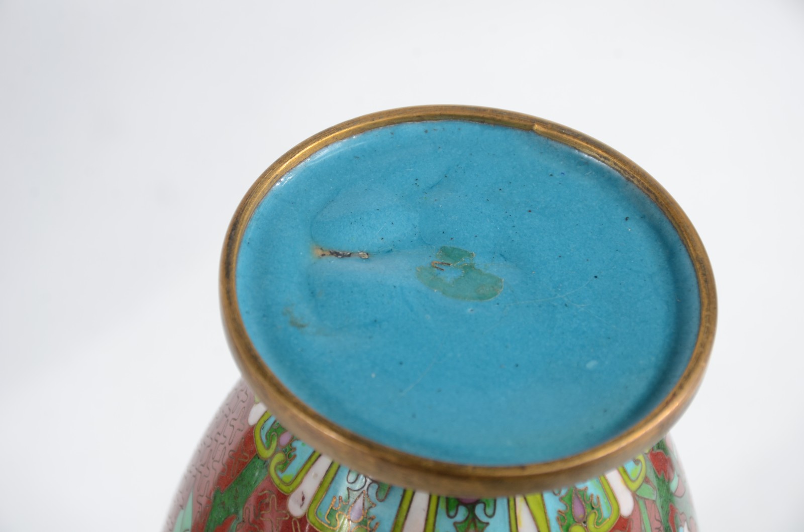 Três vasos de cloisonné oriental, sendo um maior com fundo azul e... - foto 6 de 9