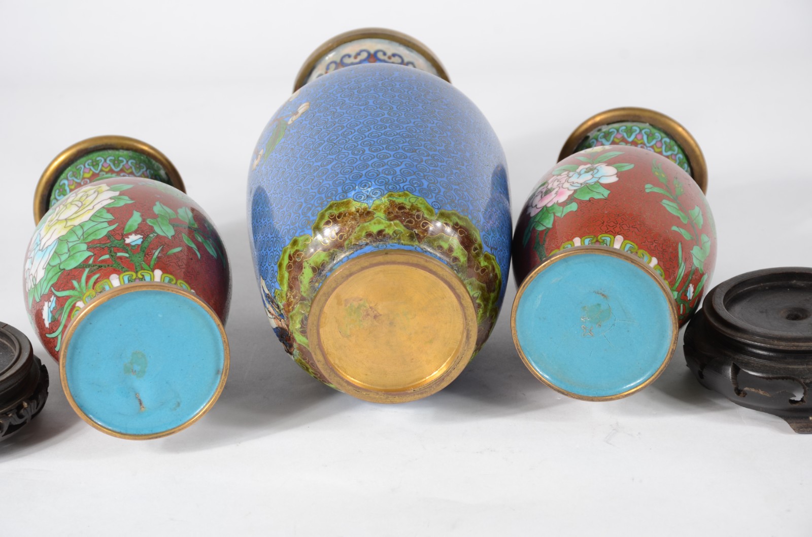 Três vasos de cloisonné oriental, sendo um maior com fundo azul e... - foto 7 de 9
