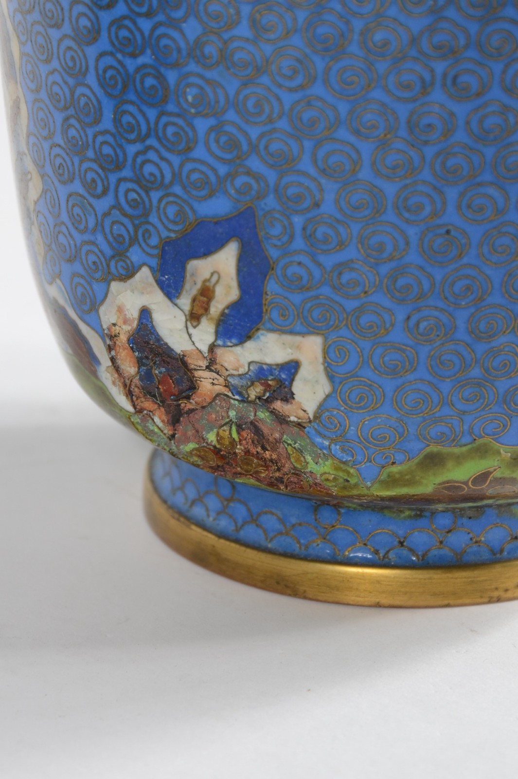 Três vasos de cloisonné oriental, sendo um maior com fundo azul e... - foto 8 de 9