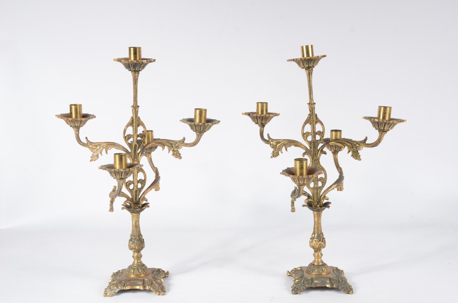 Par de candelabros de metal dourado para 5 velas cada. Oxidado. - foto 1 de 8