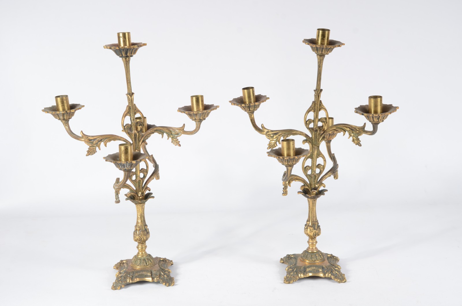 Par de candelabros de metal dourado para 5 velas cada. Oxidado. - foto 2 de 8