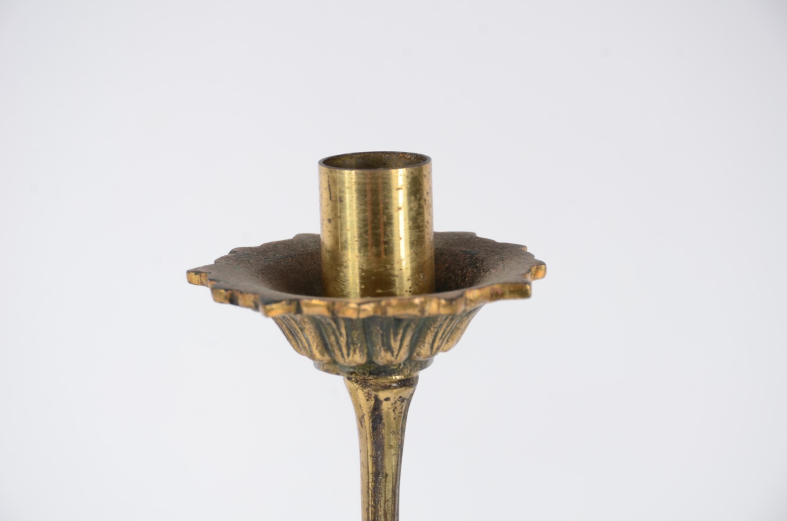 Par de candelabros de metal dourado para 5 velas cada. Oxidado. - foto 4 de 8