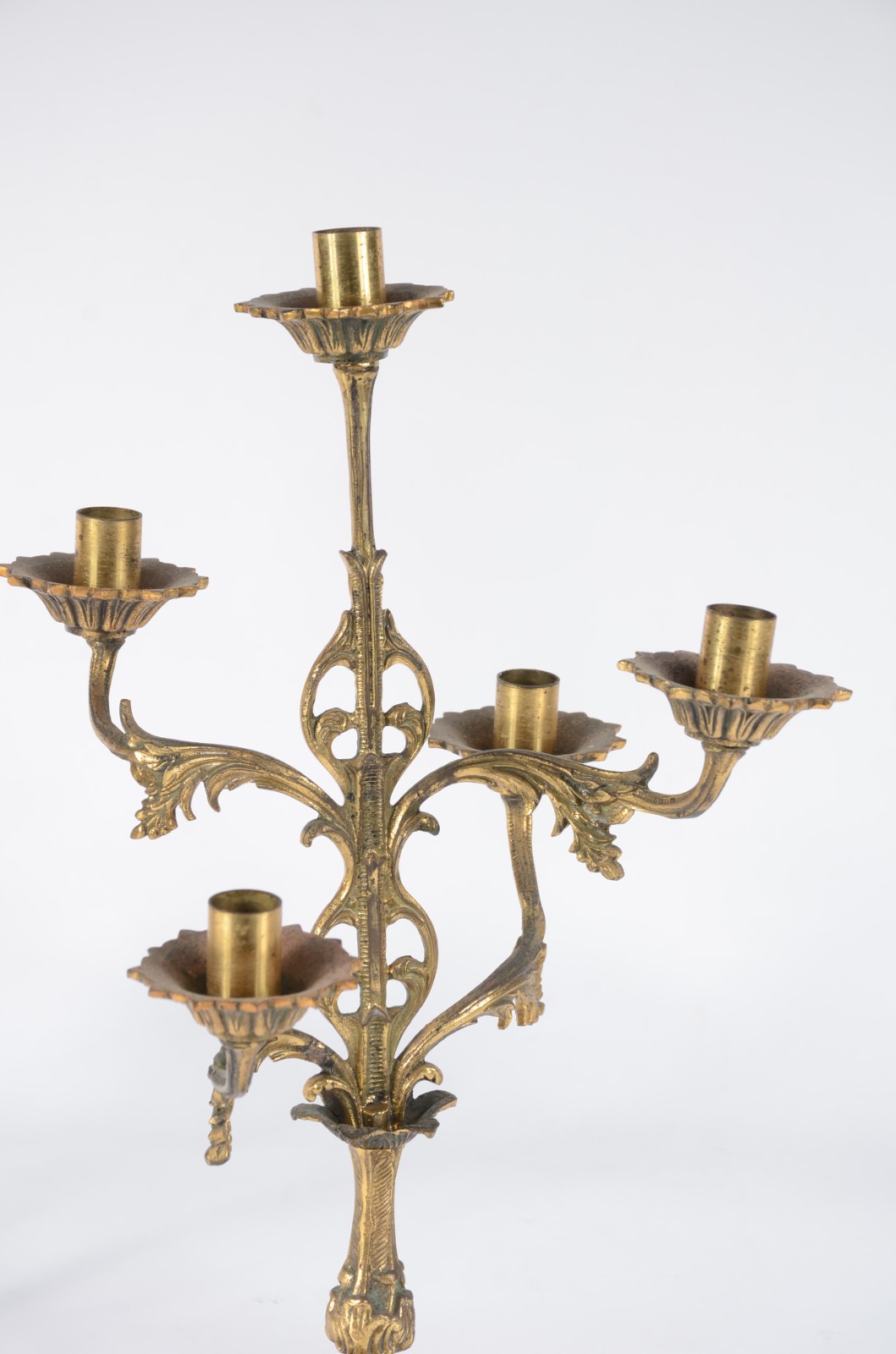 Par de candelabros de metal dourado para 5 velas cada. Oxidado. - foto 6 de 8