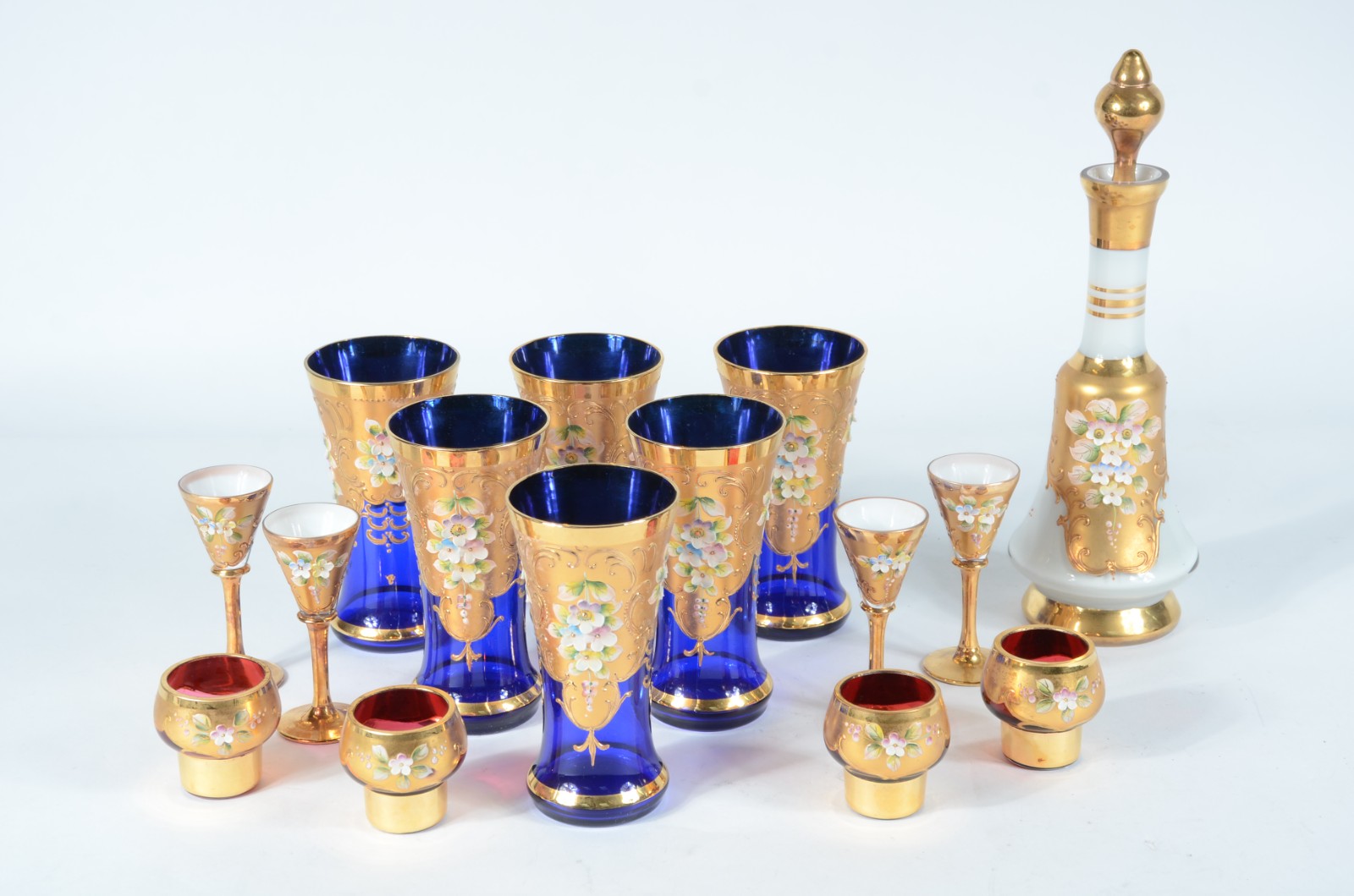 Conjunto com diversas peças de cristal tcheco com detalhes dourados... - foto 1 de 6