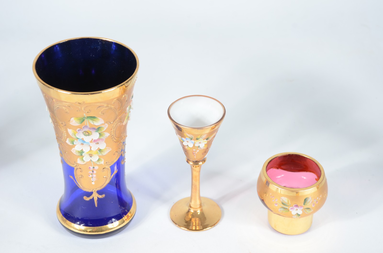 Conjunto com diversas peças de cristal tcheco com detalhes dourados... - foto 4 de 6