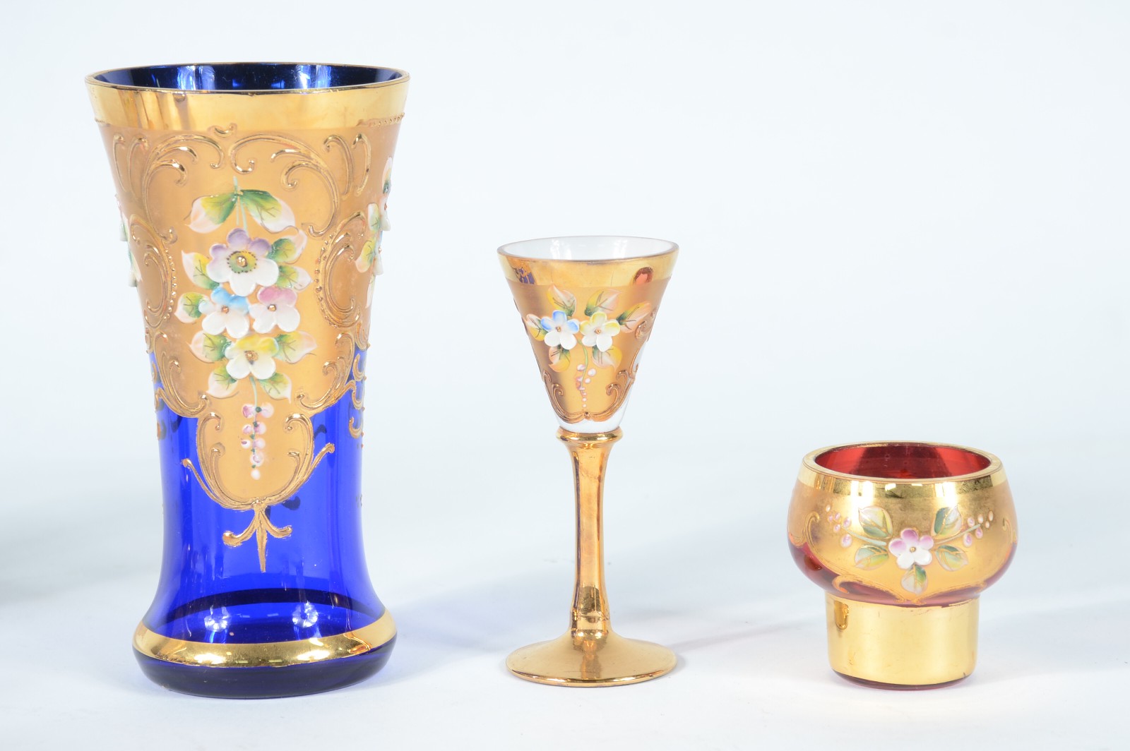 Conjunto com diversas peças de cristal tcheco com detalhes dourados... - foto 2 de 6