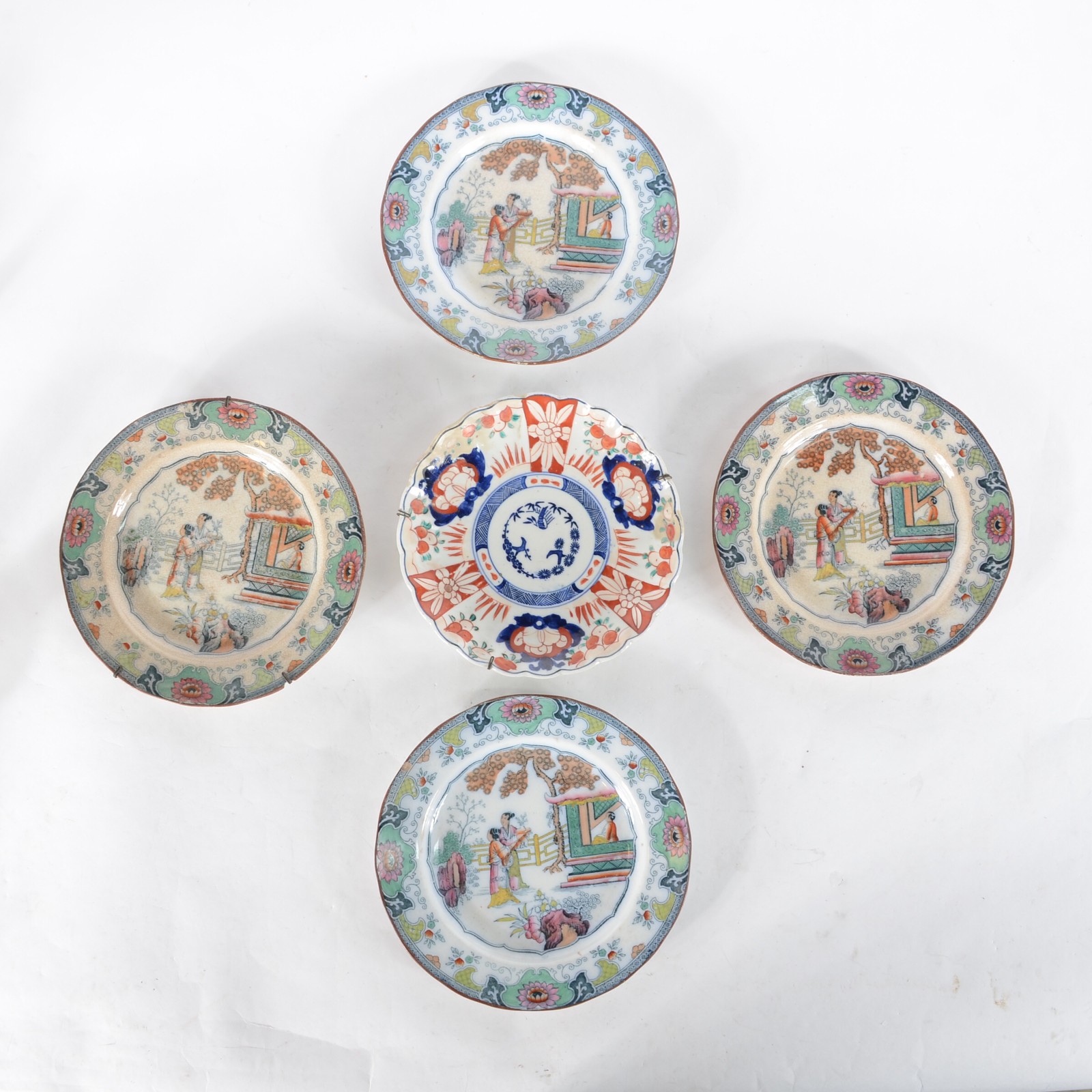 Conjunto com 5 pratos diversos oriental, sendo 4 de faiança decorados... - foto 1 de 11