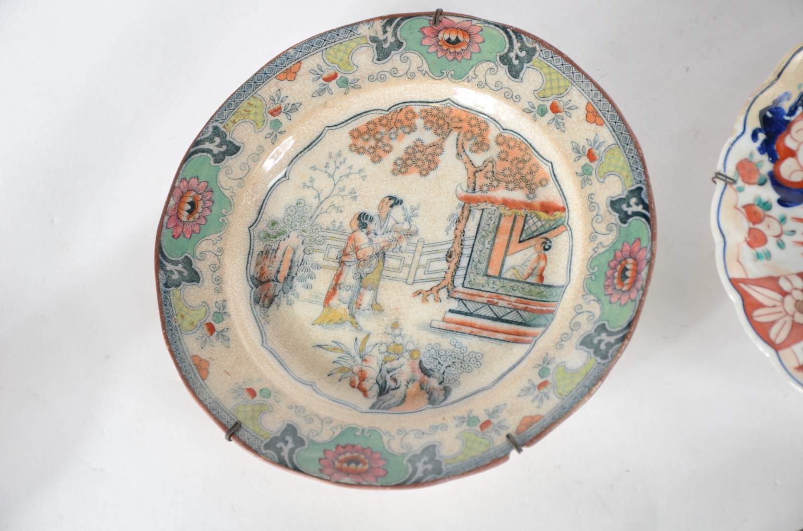 Conjunto com 5 pratos diversos oriental, sendo 4 de faiança decorados... - foto 3 de 11