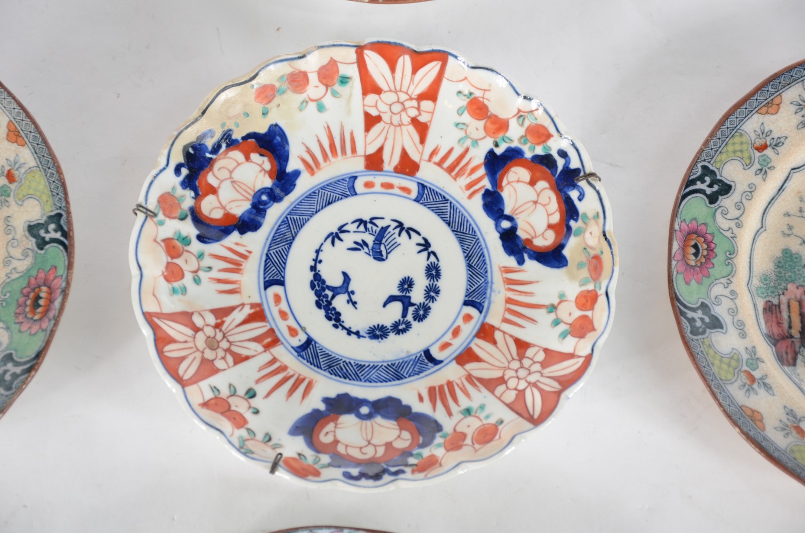 Conjunto com 5 pratos diversos oriental, sendo 4 de faiança decorados... - foto 4 de 11