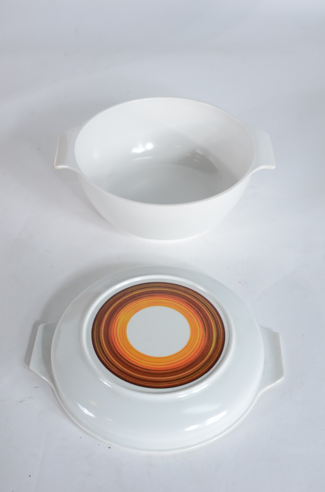 Serviço de jantar e café em plástico rígido "Goyana", composto de: 12... - foto 4 de 8