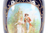 Vaso de porcelana francesa de Limoges na cor az... - Vaso de porcelana francesa de Limoges na cor azul cobalto, decorado com cena romantica em policromia, assinada, realces em dourado. Marcas na base.