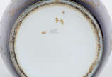 Vaso de porcelana francesa de Limoges na cor az... - Vaso de porcelana francesa de Limoges na cor azul cobalto, decorado com cena romantica em policromia, assinada, realces em dourado. Marcas na base.