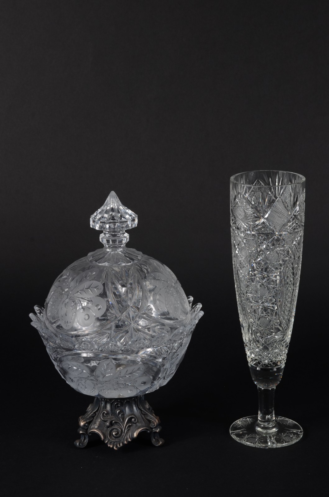Duas peças de cristal lapidada, sendo: jarra e compoteira com pé de... - foto 1 de 5