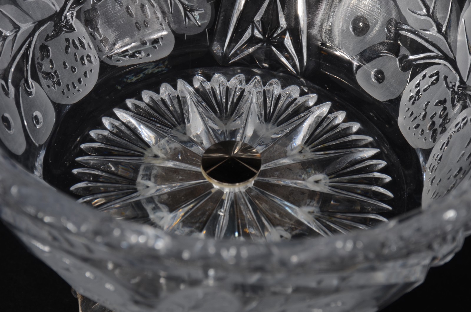 Duas peças de cristal lapidada, sendo: jarra e compoteira com pé de... - foto 5 de 5