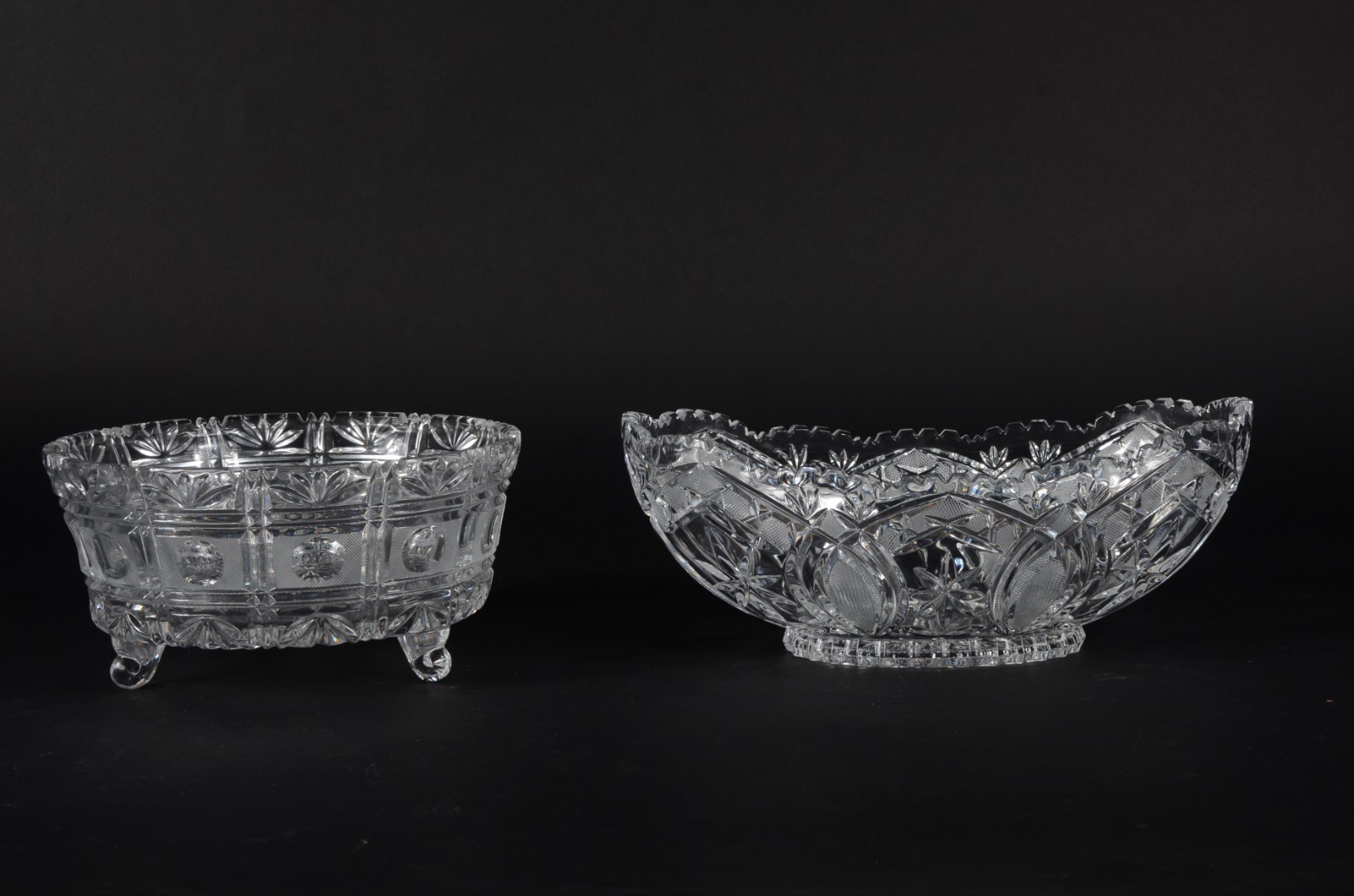 Duas fruteiras de cristal europeu lapidado, diferentes formatos... - foto 2 de 5