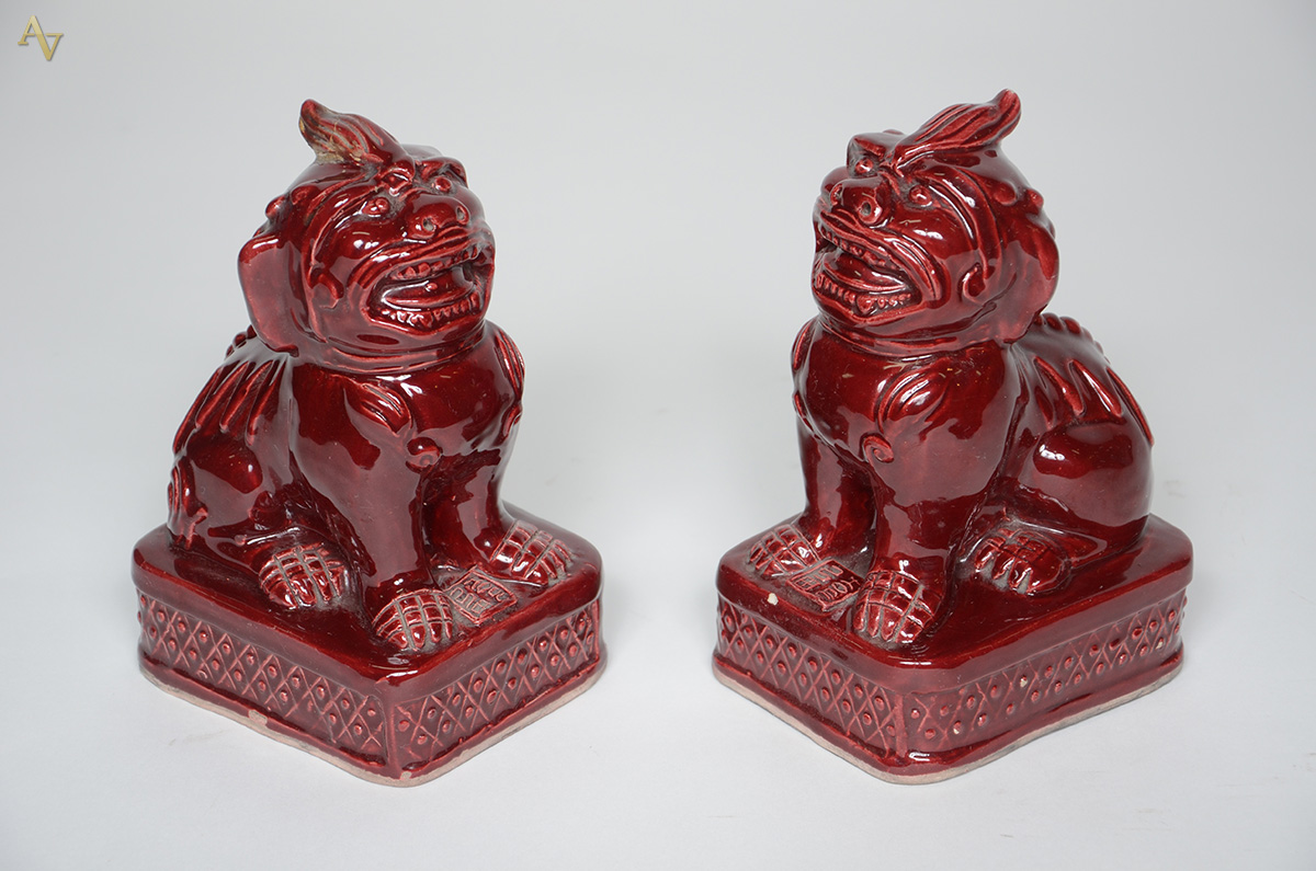 Par de cães de Fó de porcelana oriental na cor vinho. Altura 22 cm... - foto 1 de 4
