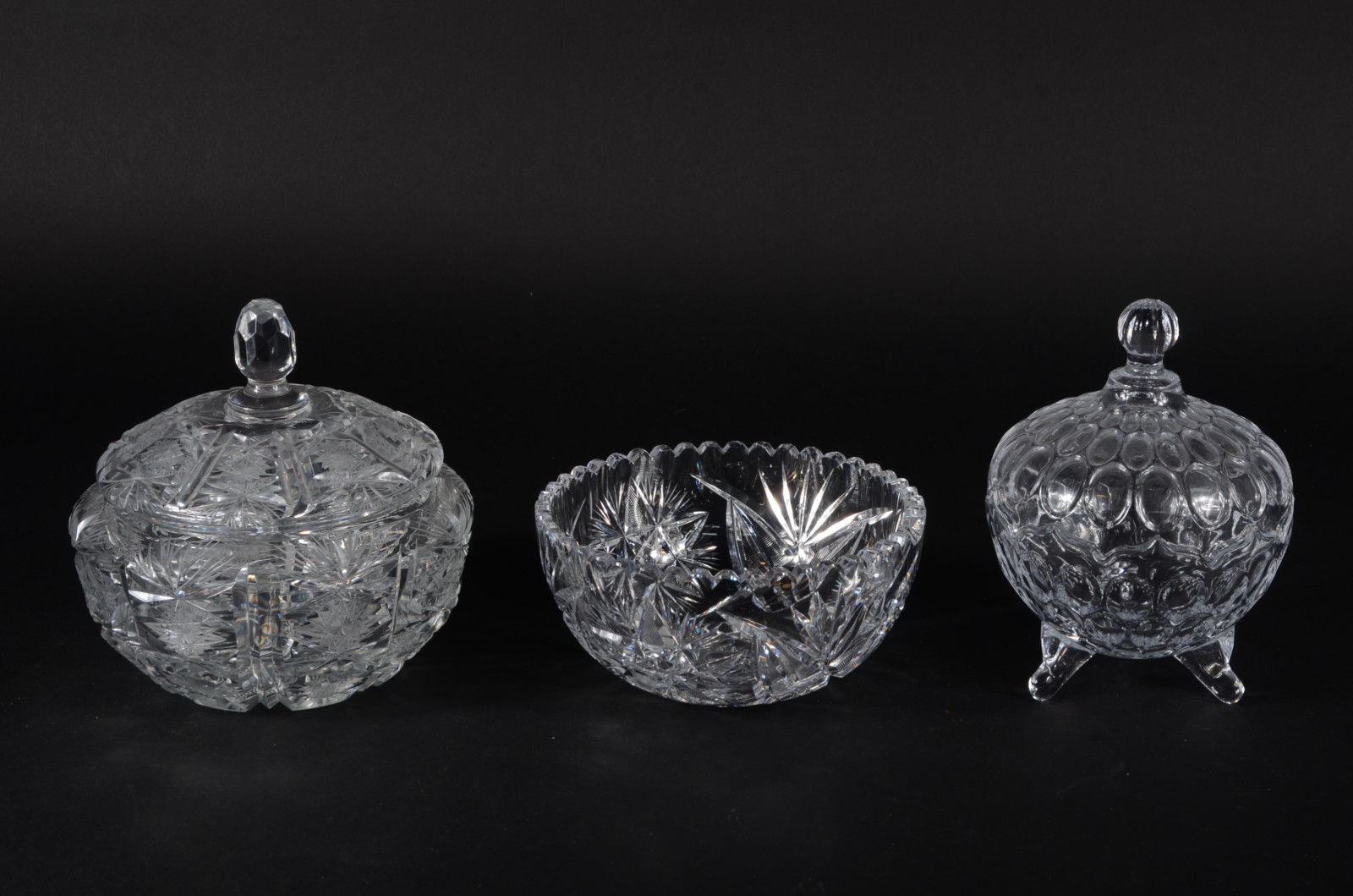 Três peças de cristal, sendo: duas compoteiras e bowl com borda... - foto 1 de 7