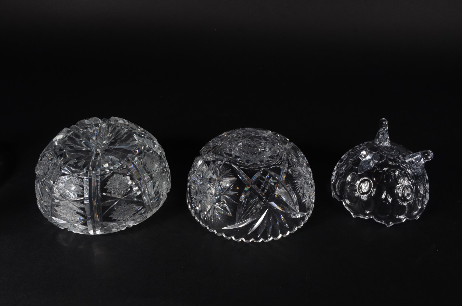 Três peças de cristal, sendo: duas compoteiras e bowl com borda... - foto 5 de 7