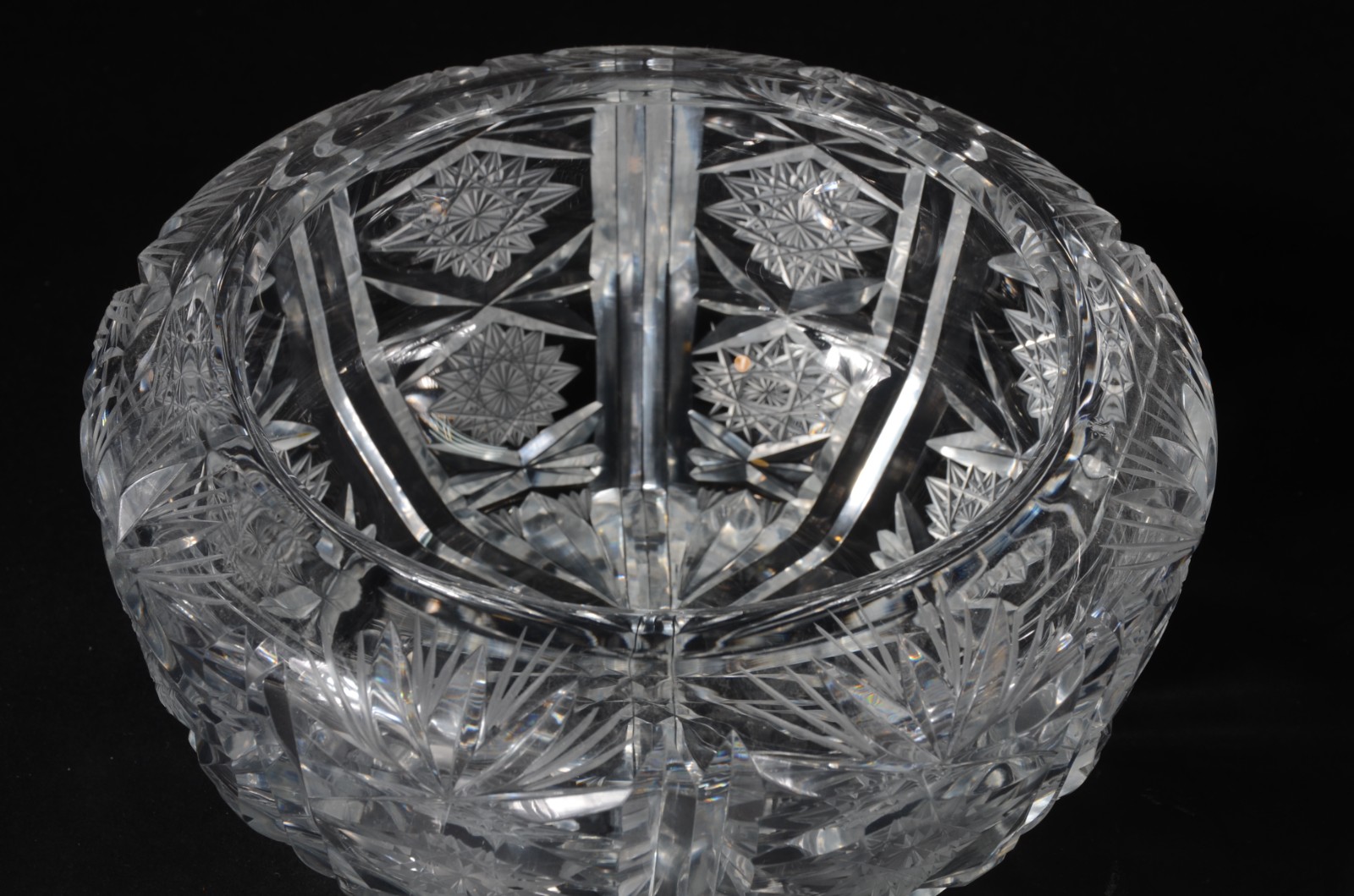 Três peças de cristal, sendo: duas compoteiras e bowl com borda... - foto 7 de 7