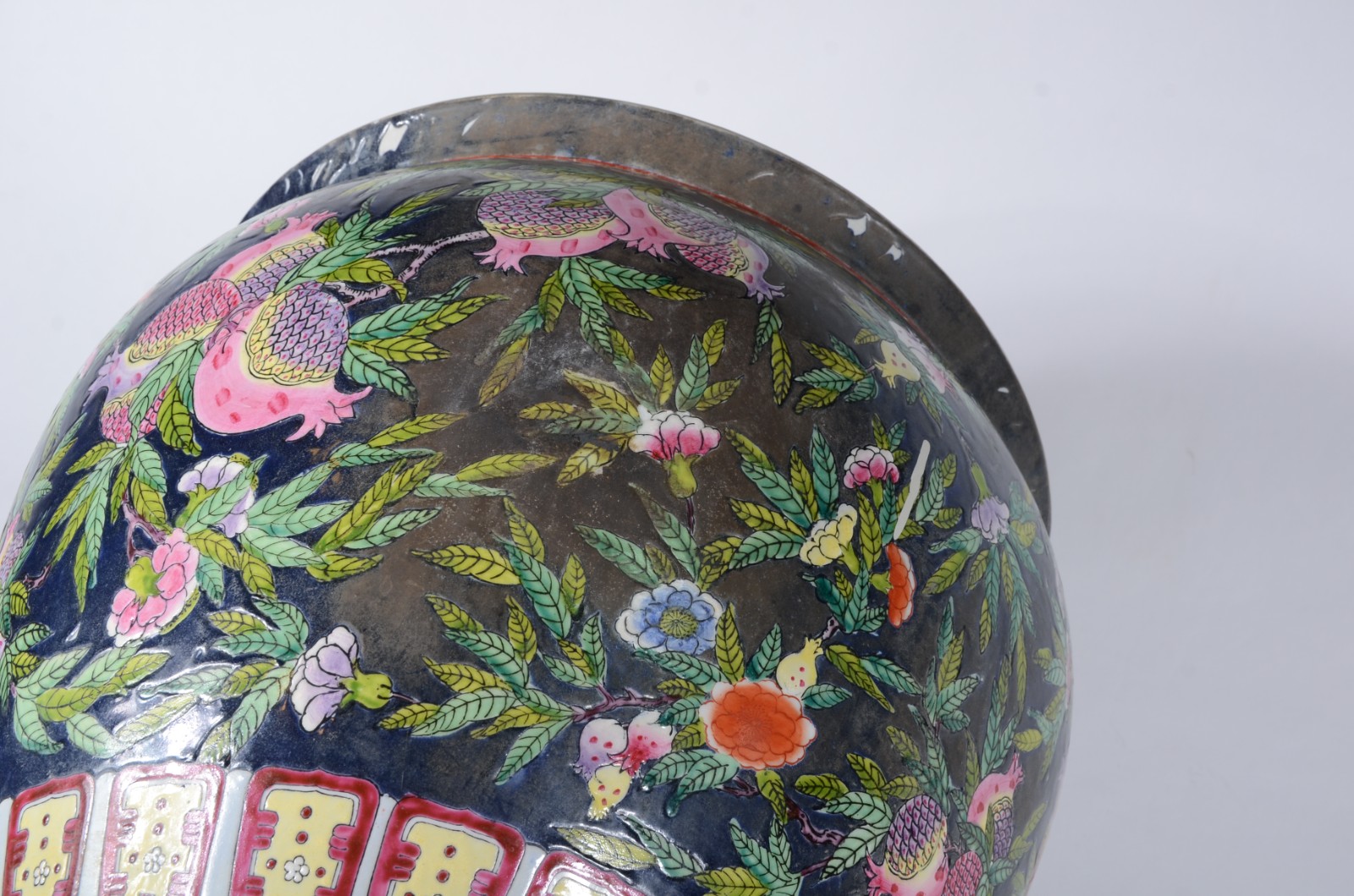 Aquário/cachepot de porcelana chinesa decorado com flores em... - foto 6 de 7