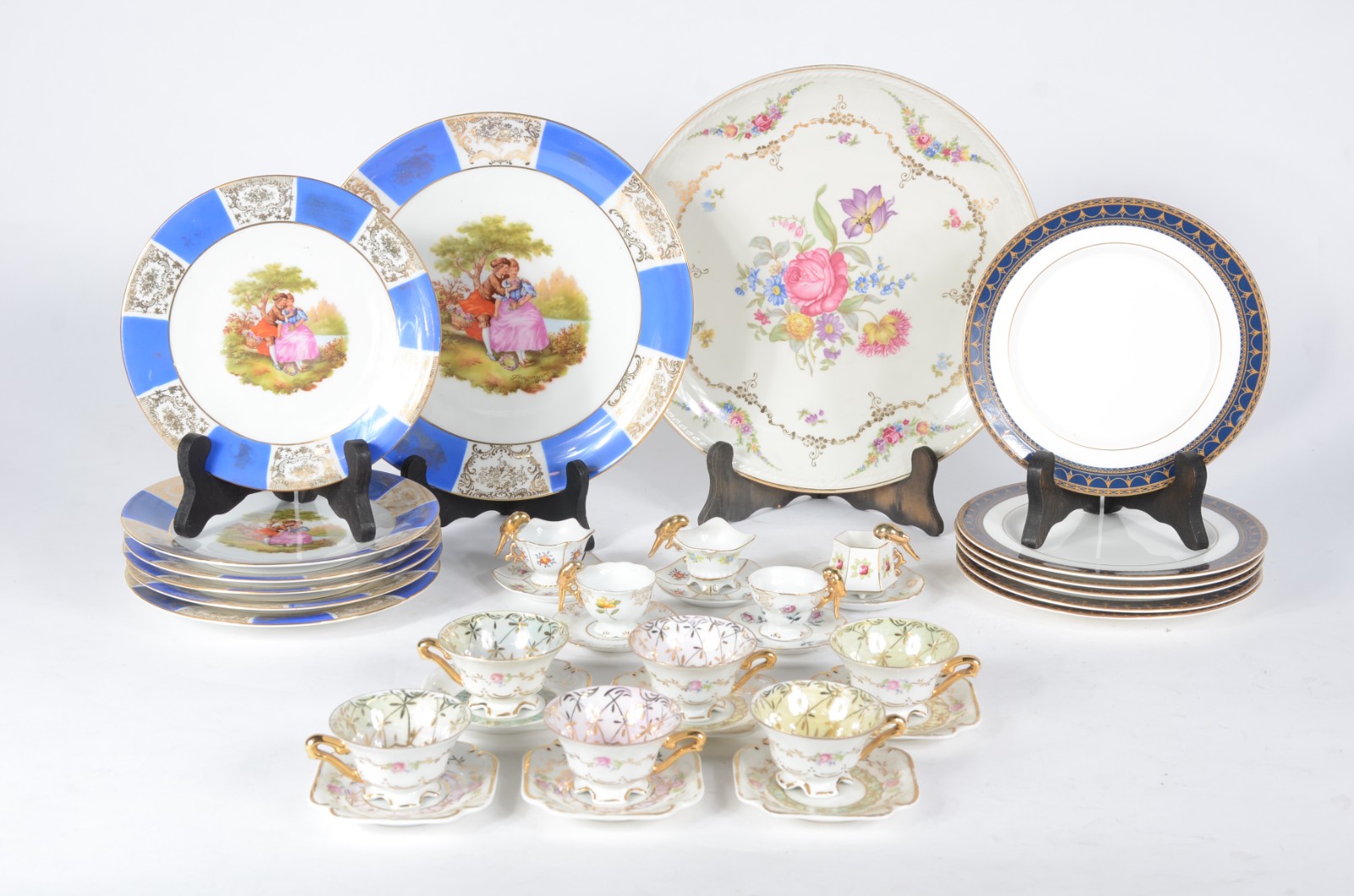 Diversas peças de porcelana, sendo: conjunto para bolo com 6 pratos... - foto 1 de 8