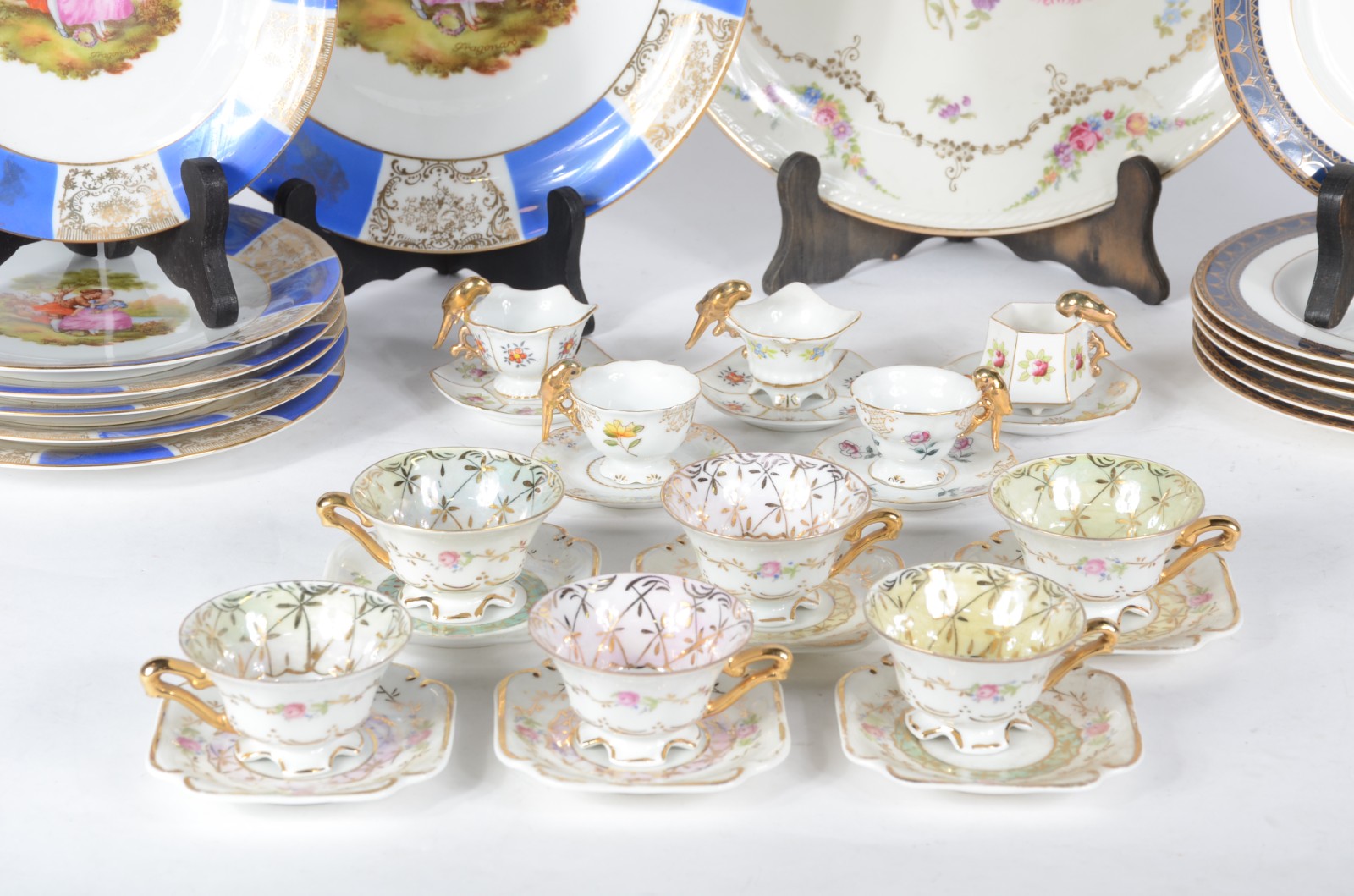 Diversas peças de porcelana, sendo: conjunto para bolo com 6 pratos... - foto 2 de 8